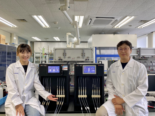 UST-KAERI 스쿨 김가현 석사과정생(왼쪽), 김현철 교수와 자체 개발한 방사능측정장비 ‘SALT-100’(가운데). UST 제공