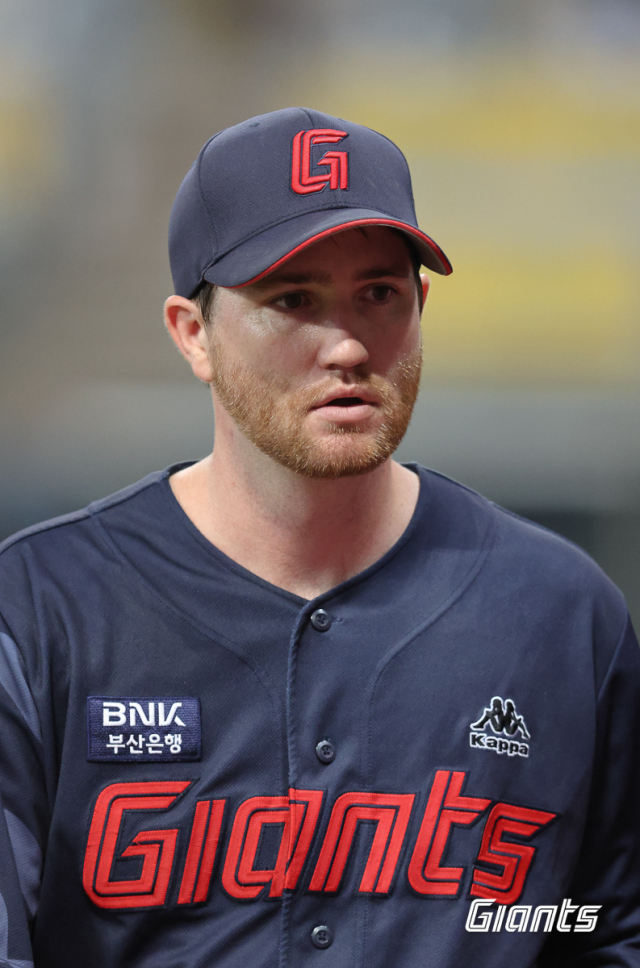 롯데 자이언츠 투수 찰리 반즈는 8일 서울 고척스카이돔에서 열린 키움 히어로즈와의 경기에서 5와 3분의 2이닝 동안 단 한 점도 실점하지 않으면서 팀 승리에 힘을 보탰다. 반즈는 4일 휴식 후 등판 일정을 소화한다. 롯데 자이언츠 제공