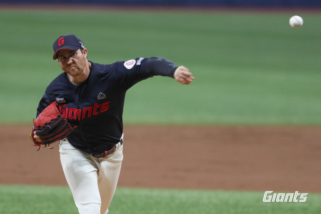 롯데 자이언츠 투수 찰리 반즈는 8일 서울 고척스카이돔에서 열린 키움 히어로즈와의 경기에서 5와 3분의 2이닝 동안 단 한 점도 실점하지 않으면서 팀 승리에 힘을 보탰다. 롯데 자이언츠 제공