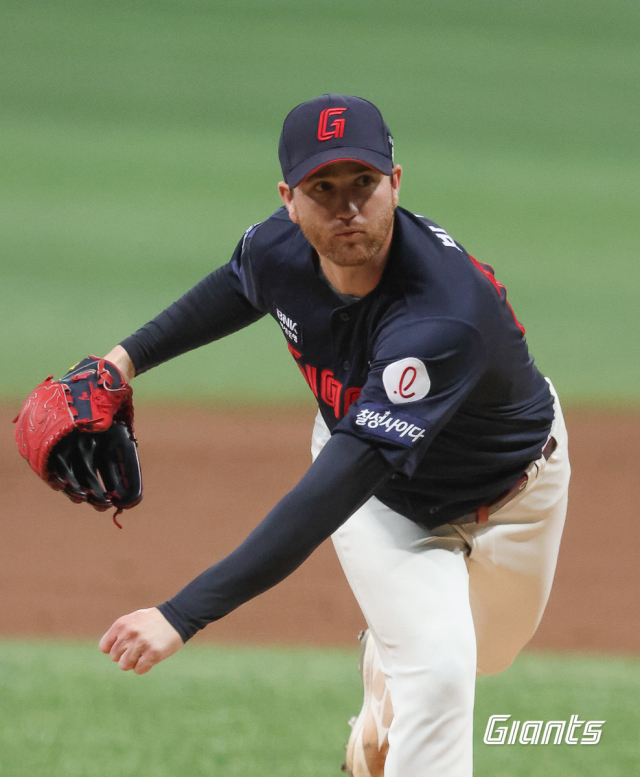 롯데 자이언츠 투수 찰리 반즈는 8일 서울 고척스카이돔에서 열린 키움 히어로즈와의 경기에서 5와 3분의 2이닝 동안 단 한 점도 실점하지 않으면서 팀 승리에 힘을 보탰다. 롯데 자이언츠 제공