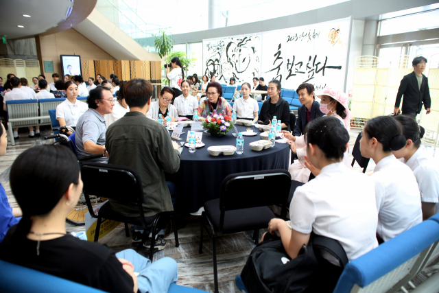 8일 오후 국립부산국악원 로비에서 열린 '부산무용협회 60주년 회고와 전망' 발제가 끝나고 조별 토론을 벌이고 있다. 부산무용협회 제공