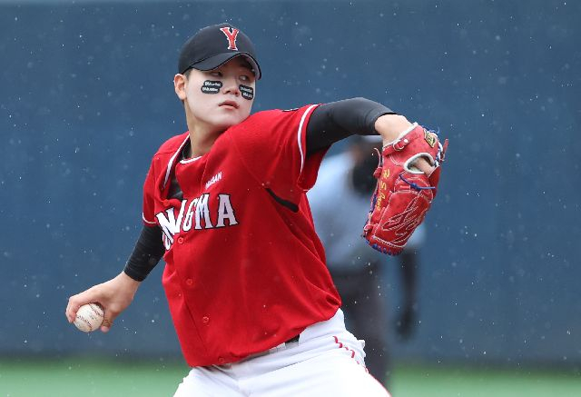 마산용마고 투수 장현석이 9일 미국프로야구 메이저리그(MLB) LA 다저스와 계약금 90만 달러에 입단 계약을 맺었다. 연합뉴스