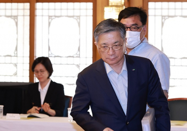 이한준 한국토지주택공사(LH) 사장이 지난 2일 서울 종로구 총리 공관에서 열린 고위 당정협의회에 참석해 자리에 앉고 있다. 연합뉴스