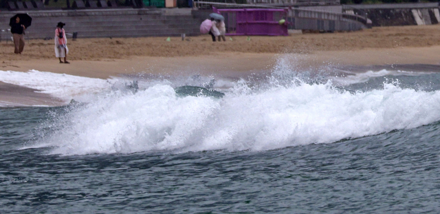 제6호 태풍 카눈이 북상 중인 9일 부산 해운대해수욕장에 거센파도가 치고 있다. 김종진 기자 kjj1761@