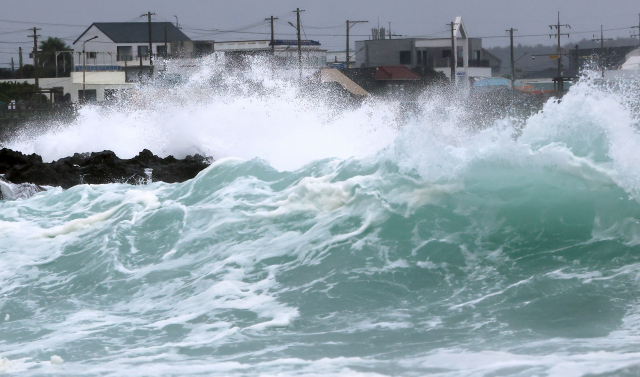 제6호 태풍 ‘카눈’이 한반도를 정조준한 듯 북상해 10일 오전 경남 남해안에 상륙할 것으로 예보되면서 전국이 초비상 상태다. 9일 오후 제주 서귀포시 성산읍 삼달리 해안에 강한 파도가 휘몰아치고 있다. 연합뉴스