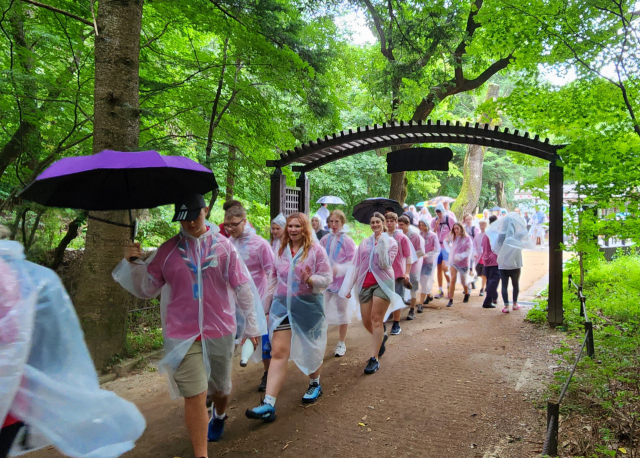 전북 부안 새만금 잼버리 야영장을 조기 퇴영한 영국 대원들이 9일 오후 충북 보은 속리산 법주사 일대를 탐방했다. 연합뉴스