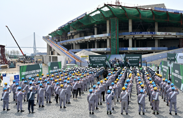HJ중공업은 7월 28일 공사가 멈춘 부산 북항 오페라하우스 공사 현장에서 전 직원 혁신대회를 갖고 조속한 완공을 천명했다. 부산일보DB