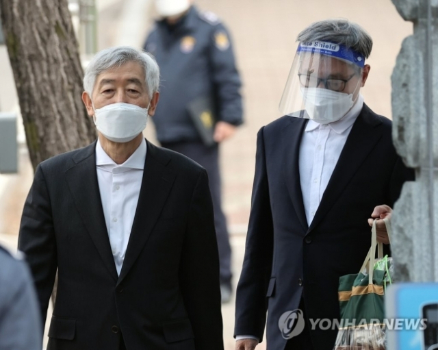 최지성 전 삼성 미래전략실장(왼쪽)과 장충기 전 삼성 미래전략실 차장이 2022년 3월 17일 경기도 의왕 서울구치소에서 가석방으로 출소하고 있다. 연합뉴스