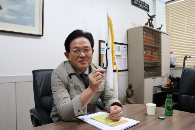 직원들의 모교 40곳에 총 3000만 원을 기부하는 (주)시티캅 정현돈 대표는 지역사회에 나눔을 실천할 때 비로소 성장이 빛날 수 있다고 강조했다. 9일 부산 남구 (주)시티캅 사무실에서 만난 정현돈 대표. 초록우산 어린이재단 제공