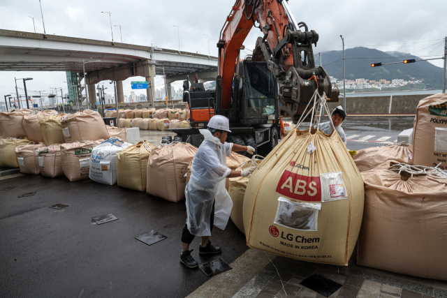 9일 부산 송도해수욕장 인근 건물에 월파에 대비해 모래주머니를 쌓는 모습. 김종진 기자 kjj1761@