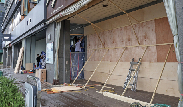 해운대 마린시티 상가에서 합판으로 창문을 보강하는 모습. 김종진 기자 kjj1761@