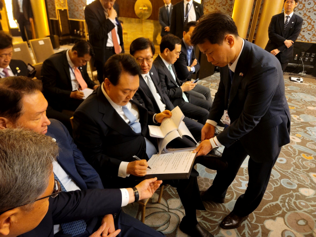 지난 6월 20일 프랑스 국제박람회기구(BIE) 총회에서 윤석열 대통령이 연설문을 수정하고 있다. 연합뉴스