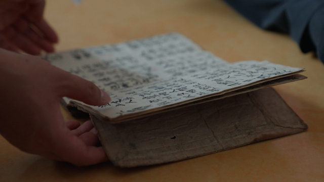 우키시마호 희생자 유족 한영용 씨가 경남 거창군 자택에서 일본으로 강제징용 되기 전 아버지가 직접 쓴 시집을 살펴보고 있다. 유일하게 남은 아버지 유품이다. 김보경 PD harufor@