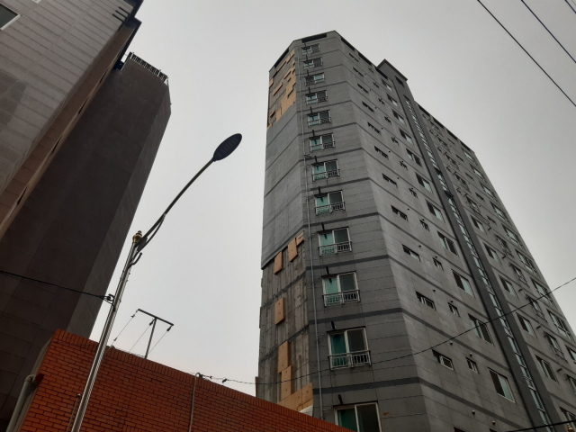 10일 오전 8시 26분께 동구 초량동에서 건물 외벽이 부서졌다며 안전조치 요청 신고가 접수돼 소방이 조치했다. 부산소방재난본부 제공