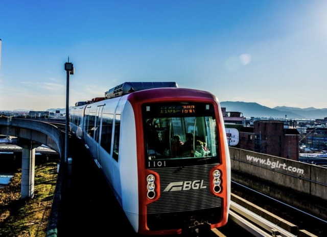 부산시와 경남 김해시가 경전철 ‘광역 환승 무료화’에 따른 비용 분담을 두고 이견을 좁히지 못하고 있다. 부산김해경전철 제공
