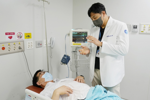 동아대병원 권역응급의료센터 서민준 교수가 온열질환으로 이송된 환자를 진료하고 있다. 동아대병원 제공