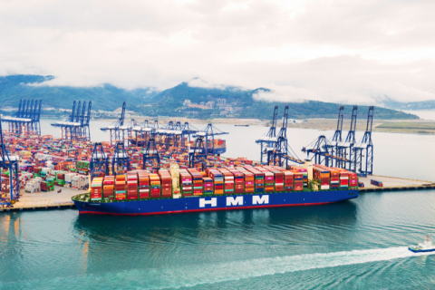 HMM이 보유한 세계 최대 규모의 컨테이너선인 2만 4000TEU급 ‘HMM알헤시라스호’. HMM 제공