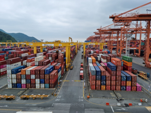 2021년 세계적인 물류대란으로 처리되지 못한 컨테이너가 잔뜩 쌓인 부산항 부산신항 장치장. 부산일보DB