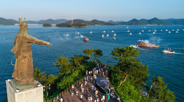 통영한산대첩축제의 백미인 한산해전 재연은 13일 오후 5시 30분부터 승전 현장인 한산도 앞바다에서 펼쳐진다. 해경 함정과 관공선, 민간 어선 등 100여 척이 일사불란하게 움직이며 학익진을 재연한다. 부산일보DB