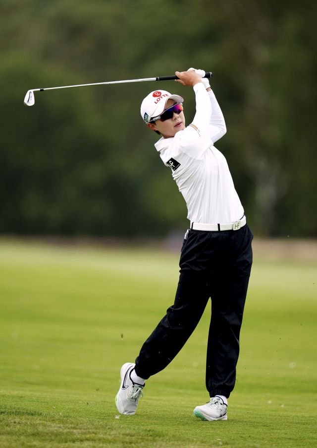 9년 만의 메이저대회 타이틀에 도전하는 김효주가 13일(한국시간) 영국 서리의 월턴 히스 골프클럽에서 열린 AIG 여자오픈 3라운드 3번 홀에서 샷을 날리고 있다. 선두에 1타 뒤진 공동 3위로 3라운드를 마친 김효주는 13일 오후 10시 10분 최종 4라운드 티샷에 나선다. AP연합뉴스