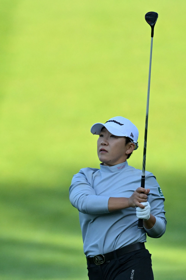 한국 여자 골프 선수 맏언니인 신지애가 지난 11일(한국시간) 영국 서리의 월턴 히스 골프클럽에서 열린 AIG 여자오픈 1라운드 1번 홀에서 샷을 하고 있다. 3라운드 중간 합계 5언더파를 기록한 신지애는 이 대회 통산 3번째 타이틀 획득에 도전한다. AFP연합뉴스