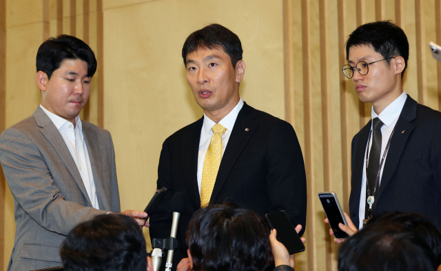 이복현 금융감독원장이 지난 10일 인천 서구 청라 하나글로벌캠퍼스에서 행사가 끝난 뒤 취재진과 만나 최근 금융권 사고에 대한 생각을 밝히고 있다. 연합뉴스