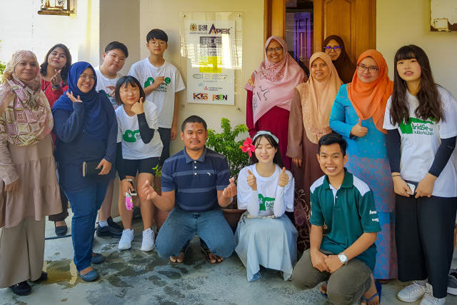 통영지속가능발전재단이 지역 청소년 글로벌 탐방 프로젝트 ‘브릿지투더월드’ 15기 참가자를 모집한다. 사진은 12기 탐방 모습. 통영RCE 제공