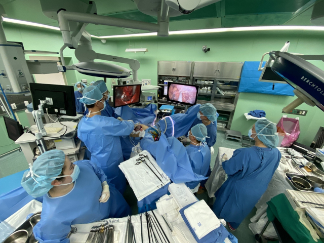 대장항문외과 수술 모습(복강경 보조하 경항문 접근 직장 및 에스장 절제술). 동남권원자력의학원 제공