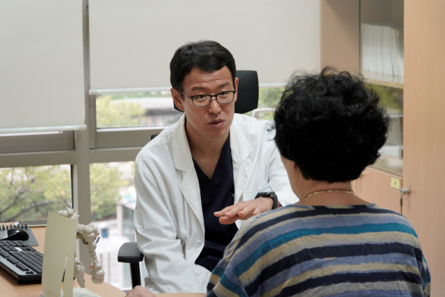 대장항문외과 한언철 주임과장 진료 모습. 동남권원자력의학원 제공