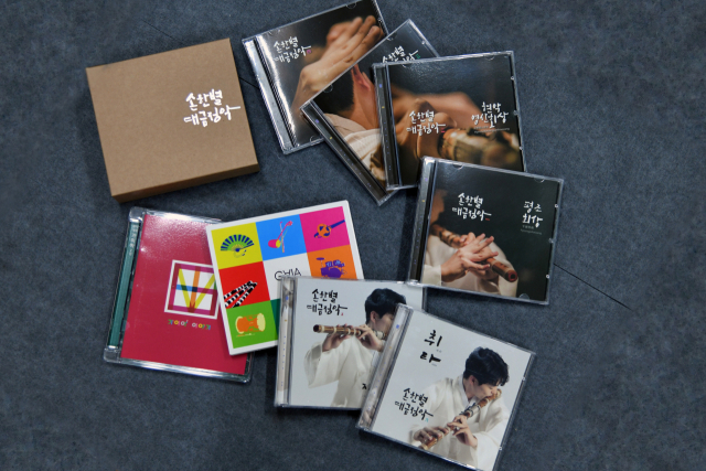 대금 연주자 손한별 부산시립국악관현악단 수석이 낸 음반 6종류(7장)와 그가 몸담고 있는 음악대륙 '가이아'에서 발매한 2장의 음반. ⓒ박희진