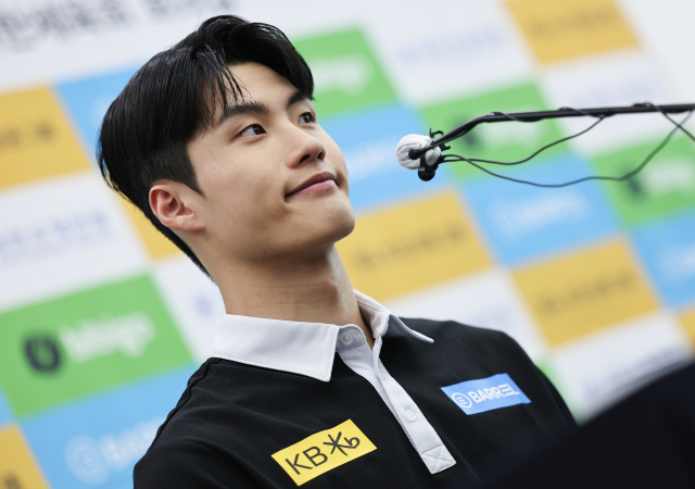 수영 황선우가 2일 서울 송파구 올림픽파크텔에서 열린 2023 세계수영선수권대회 선수단 미디어데이 행사에서 밝은 표정을 짓고 있다. 연합뉴스