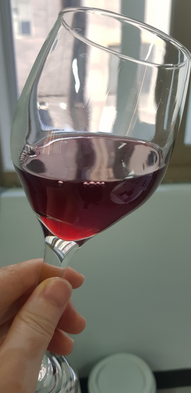 복분자 약주는 빛깔만 보면 와인과 구분하기 어려울 정도다. 40계단 발효소 제공