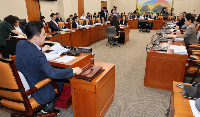 지난달 4일 오후 국회에서 열린 정무위원회 법안심사제1소위원회에서 김종민 위원장이 의사봉을 두드리고 있다. 연합뉴스
