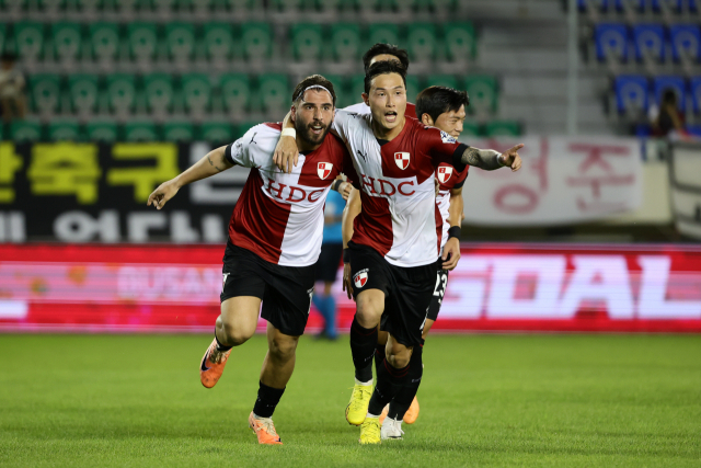 부산아이파크의 라마스(왼쪽)가 지난 15일 구덕운동장에서 열린 K리그2 전남 드래곤즈와의 홈경기에서 페널티킥 결승골을 터트린 뒤 박동진과 함께 기뻐하고 있다. 부산아이파크 제공