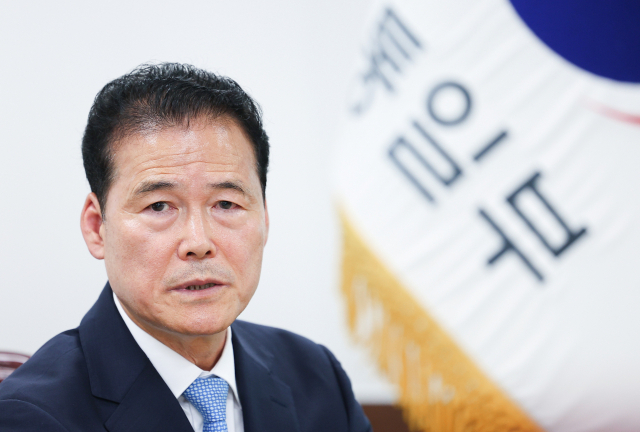 김영호 통일부 장관이 지난 3일 정부서울청사 장관실에서 열린 납북자, 북한 억류자, 국군포로 관련 단체 대표 및 억류자 가족과의 면담에서 발언하고 있다. 연합뉴스