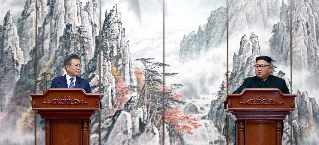 문재인 전 대통령과 김정은 북한 국무위원장이 2018년 9월 19일 평양 백화원 영빈관에서 평양공동선언 합의서에 서명한 후 내용을 발표하고 있다. 부산일보DB