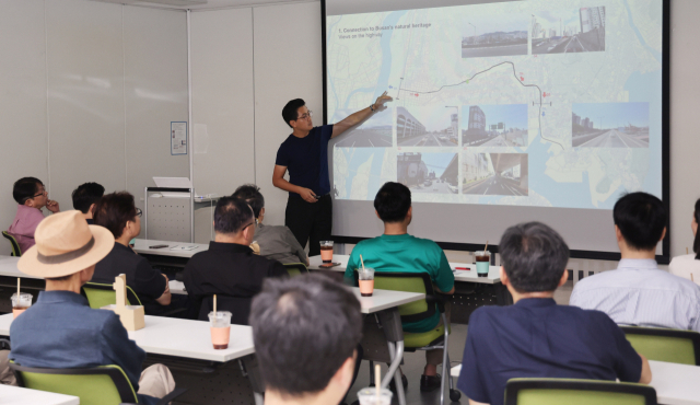 <부산일보>와 도시건축포럼B가 공동 주최한 동서고가로 활용 방안에 대한 아이디어 콘서트가 8월 17일 오후 부산 해운대구 부산디자인진흥원 세미나실에서 열렸다. 영국인 건축가 제이슨 찬이 구간별 활용 방안을 발표하고 있다. 이재찬 기자 chan@