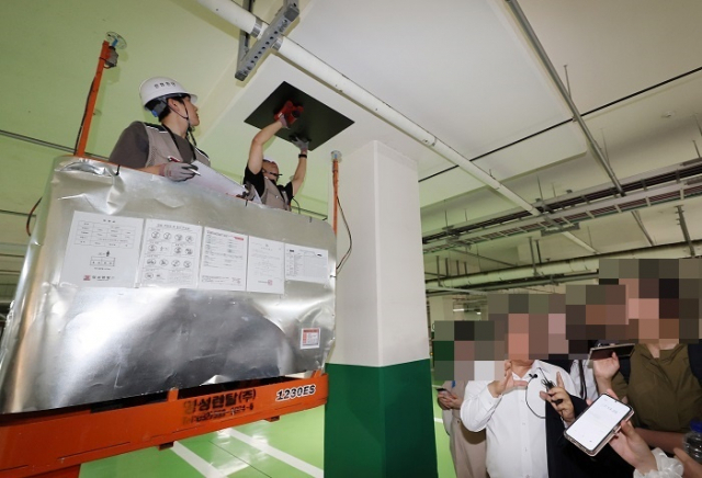 무량판으로 시공된 아파트 지하주차장을 점검하는 모습. 연합뉴스