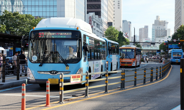 부산시가 만성적인 대중교통 적자를 이유로 버스·도시철도 요금 인상을 결정했다. 20일 오후 부산 동구 부산역 앞 중앙로에 시내버스가 오가고 있다. 정종회 기자 jjh@