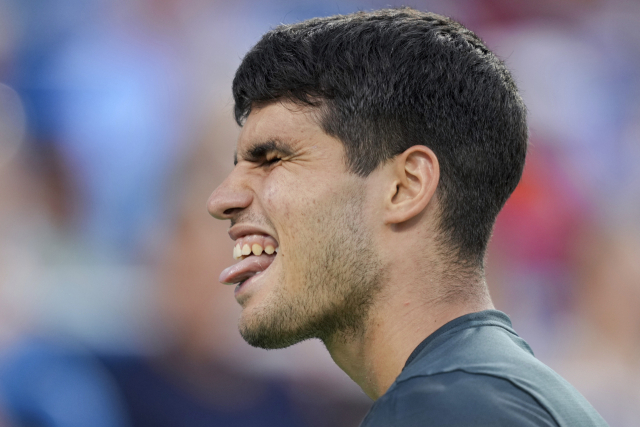 남자프로테니스 단식 랭킹 1위 카를로스 알카라스가 21일(한국시간) 열린 ATP 투어 마스터스 1000시리즈 웨스턴앤드서던 오픈 결승에서 상대 노바크 조코비치에게 포인트를 잃은 후 아쉬워하고 있다. AP연합뉴스