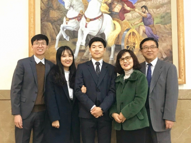 양심적 병역거부를 선언해 옥살이를 한 옥태민 씨(맨 오른쪽)와 가족들이 대체복무 중 휴가를 나온 아들 옥규빈 씨(가운데)와 기념 촬영을 하고 있다. 옥태민 씨 제공