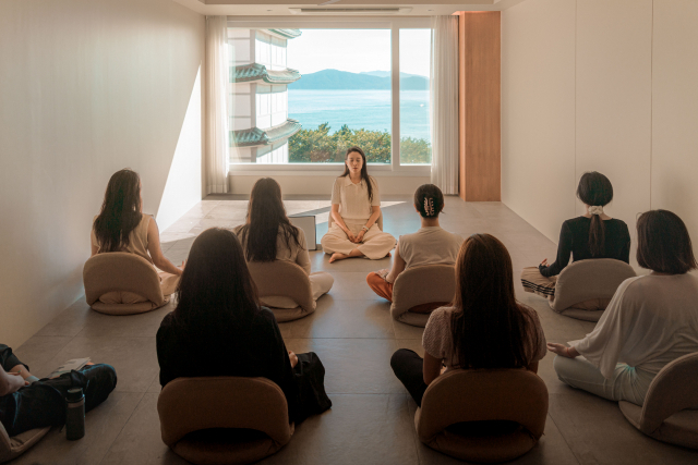 부산 해운대구 중동 달맞이고개에 들어선 바다 전망 요가원 '숨쉬는고래'.