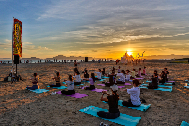 부산바다축제의 일환으로 다대포해수욕장에서 열린 비치 요가. 부산시 제공