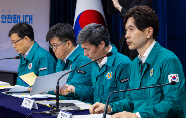 박성훈 해양수산부 차관(오른쪽)이 지난 21일 오후 서울 종로구 정부서울청사에서 열린 후쿠시마 원전 오염수 방류 관련 일일 브리핑에 참석해 우리 해역 방사능 안전 관리 현황을 설명하고 있다. 연합뉴스