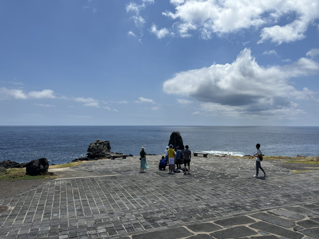 마라도 남쪽 끝에 세워진 ‘대한민국 최남단비’. 기념촬영을 하려는 이들로 늘 붐빈다.