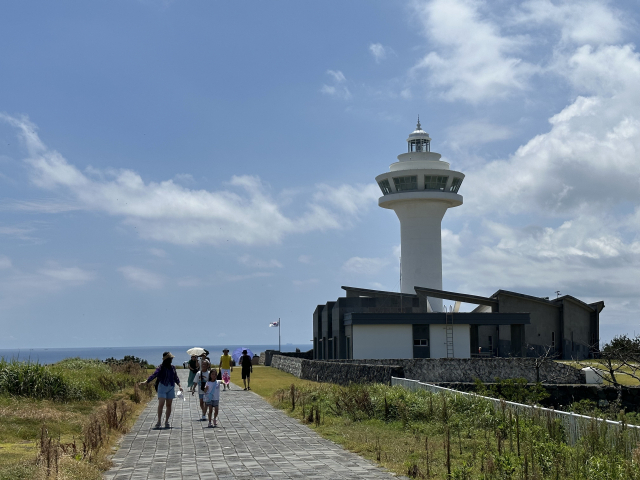 마라도 정상에 우뚝 솟은 등대. 1915년에 처음 세워졌다.