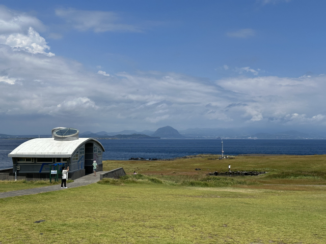 눈길 닿는 곳마다 그림인 곳이 있다. 제주도가 그렇다. 한반도 최남단 마라도는 그림 같은 제주 본섬을 배경으로 화장실마저 작품이 된다.