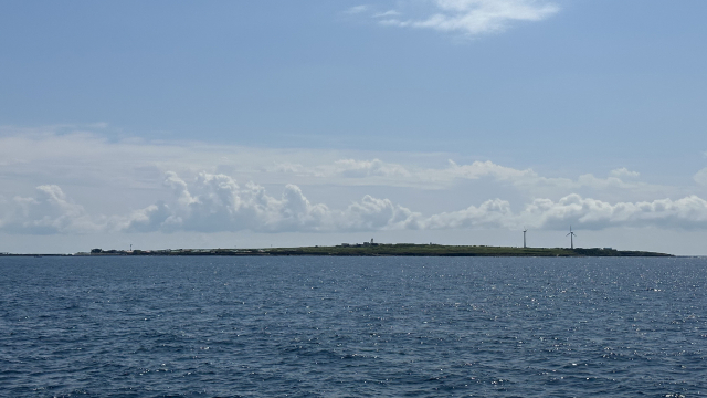 마라도 가는 길에 지나치는 가파도. 우리나라 유인도 중 높이가 가장 낮아 수평선과 구분하기 어려울 정도다.