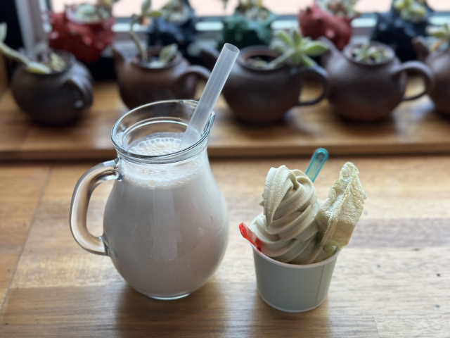 가파도의 명물 청보리가 들어간 미숫가루(왼쪽)와 아이스크림.