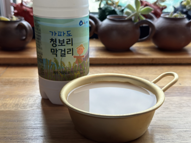 제주 본섬에서는 만나기 힘든 가파도 청보리막걸리. 싱그러운 청보리향이 느껴진다.